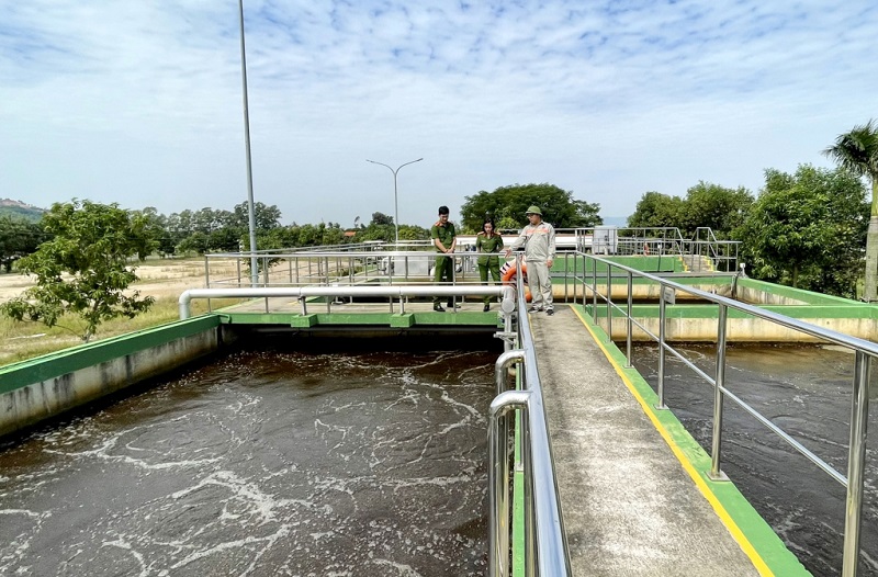 Lực lượng Cảnh sát PCTP về môi trường (Công an tỉnh) kiểm tra quy trình xử lý nước thải tại KCN Đông Mai