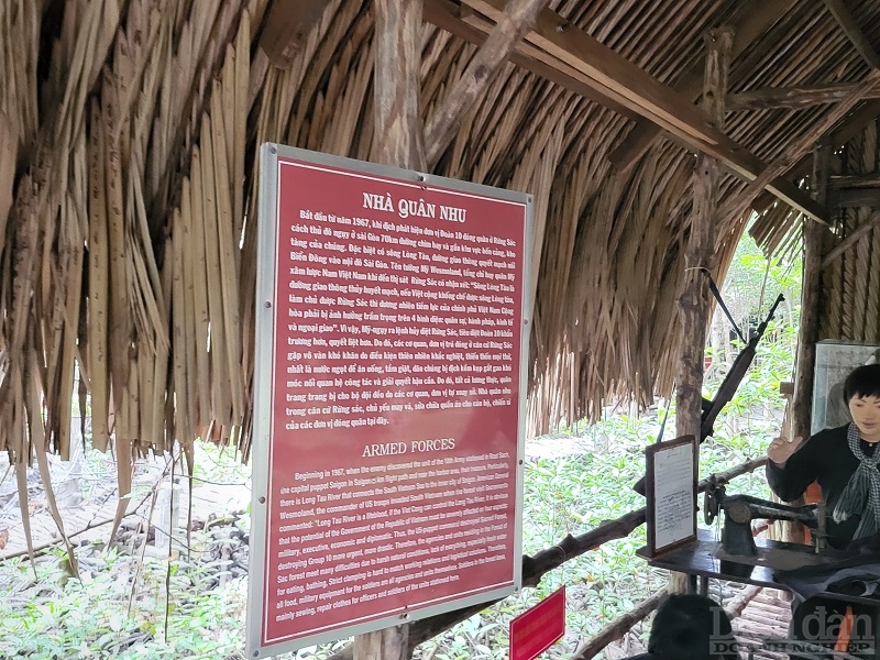 Rừng Sác Cần Giờ hay còn được gọi là Cần Giờ Mangrove Forest. Trước kia, rừng Sác Cần Giờ chính là địa điểm tác chiến của quân và dân tộc ta trong thời kỳ kháng chiến chống Pháp và chống Mỹ. Đây chính là nơi đoàn 10 Đặc công thuộc bộ tư lên TP Hồ Chí Minh được hình thành. Lợi dụng địa thể sình lầy khó di chuyển và rậm rạp của cây cối làm nơi trú ẩn cho quân đội Việt Nam. Chính vì thế, ngày nay nhà nước đã cho xây dựng những bối cảnh thời đấu tranh tại đây, nhằm tái hiện và bảo tồn những thời khắc đáng nhớ của dân tộc.