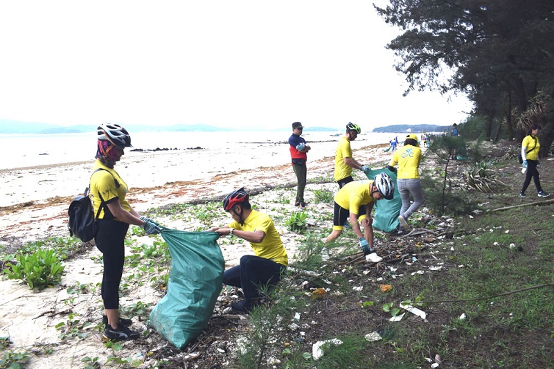 Du khách tham gia nhặt rác tại bãi biển Hồng Vàn, xã Đồng Tiến, huyện Cô Tô (ảnh báo Quảng Ninh)