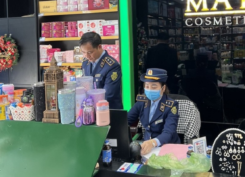 Lực lượng chức năng phát hiện Cửa hàng May COSMETIC bày bán công khai nhiều sản phẩm nhập lậu (ảnh báo Quảng Ninh)