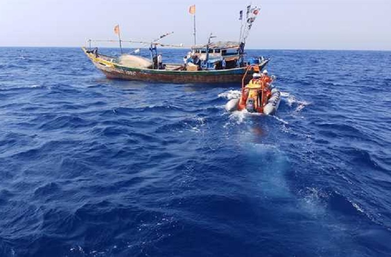 Các lực lượng chức năng của huyện Vân Đồn kiểm tra hoạt động khai thác hải sản của ngư dân (báo Quảng Ninh)