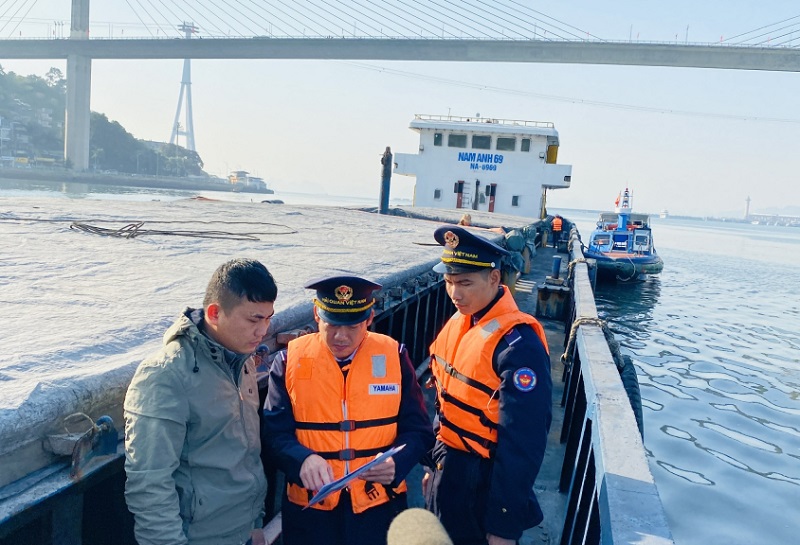 Đội kiểm soát hải quan số 2 (Cục Hải quan tỉnh) kiểm tra các tàu chở than tại khu vực cảng Hòn Gai (báo Quảng Ninh)