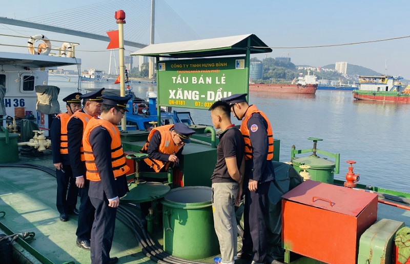 Đội kiểm soát hải quan số 2 (Cục Hải quan tỉnh) kiểm tra các tàu chở xăng dầu tại khu vực cảng Hòn Gai (báo Quảng Ninh)