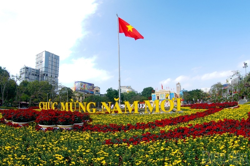 Các công viên dài trung tâm đều được trang trí lộng lẫy cờ và hoa