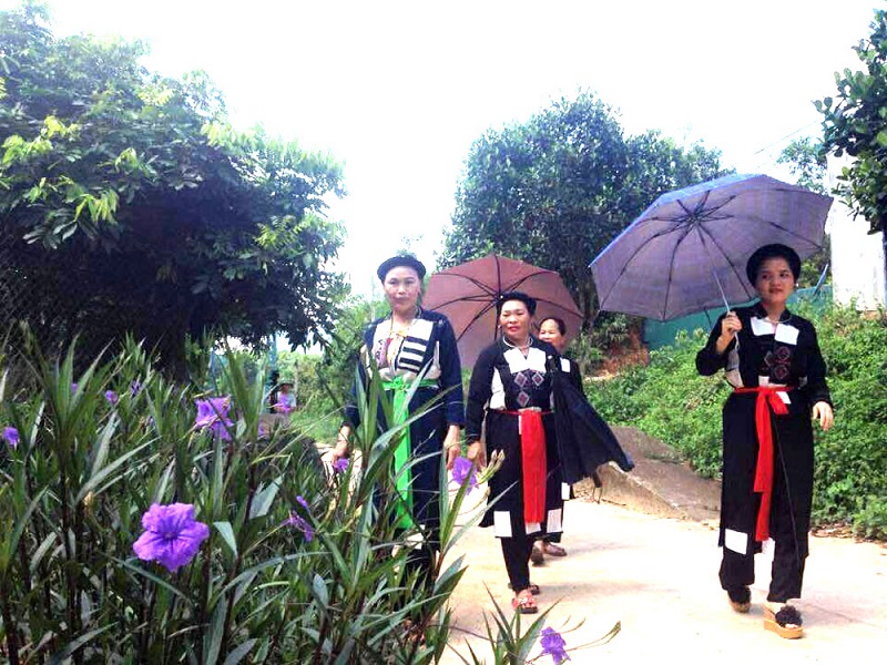 Chi em phụ nữ ở thôn Khe Loọng Ngoài, xã Thanh Sơn xúng xính với bộ quần áo truyền thống của dân tộc mình (ảnh báo Quảng Ninh)