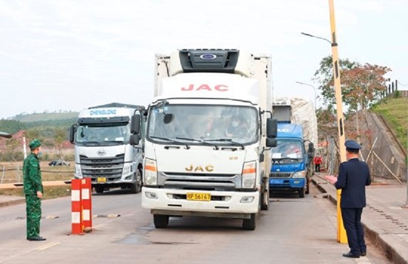Xuất khẩu hàng hóa qua Lối mở cầu phao tạm Km 3+4 Hải Yên trong buổi sáng ngày 28/1 (ảnh báo Quảng Ninh)