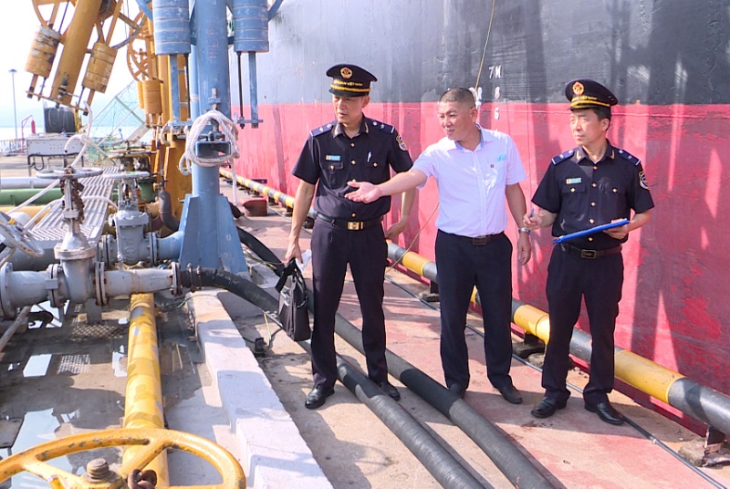 Cán bộ Chi cục Hải quan cửa khẩu Cảng Hòn Gai kiểm tra hoạt động XNK xăng dầu tại Công ty Xăng dầu B12 (ảnh báo Quảng Ninh)