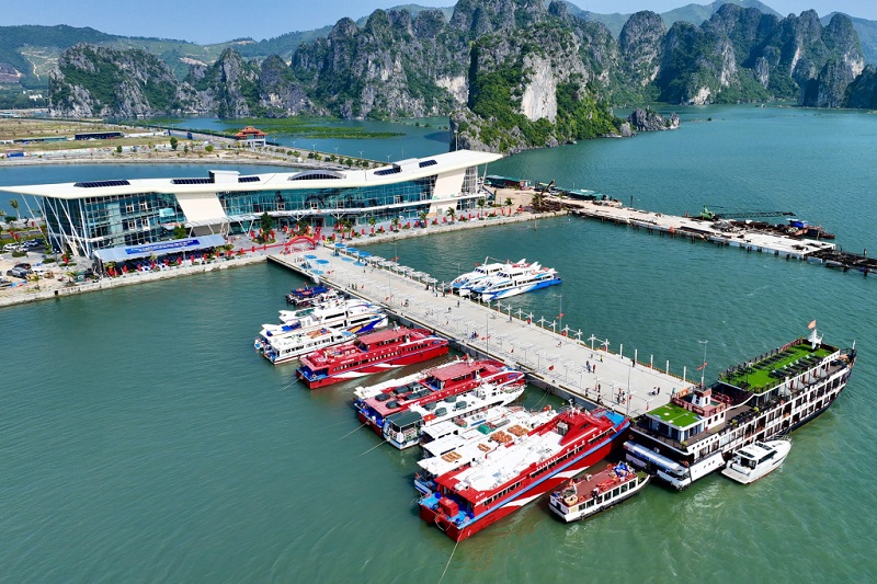 Bến cảng cao cấp Ao Tiên (khánh thành ngày 30/10/2022) là cảng khách chuyên dùng phục vụ vận tải du lịch tuyến Vân Đồn và các điểm tham quan trên Vịnh Bái Tử Long, Vịnh Hạ Long (ảnh báo Quảng Ninh)