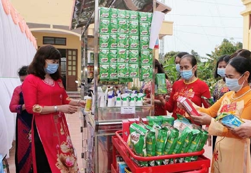 Quầy hàng các sản phẩm Nestlé được trưng bày và giới thiệu tại Đại hội đại biểu Phụ nữ xã Hồng Quang (ảnh báo Hải Dương)