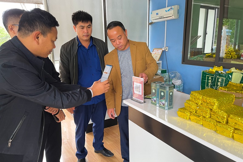 ơ sở chế biến chè Dũng Nga (thôn 8, xã Quảng Long, huyện Hải Hà) đưa sản phẩm lên các sàn thương mại điện tử và sử dụng hình thức thanh toán bằng mã QR (ảnh báo Quảng Ninh)