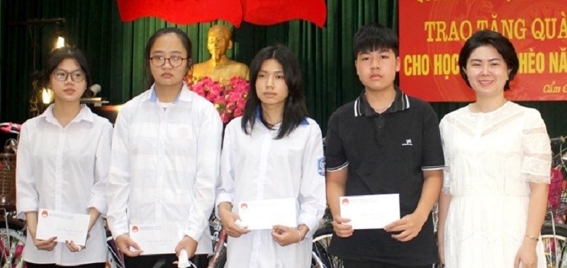 Nữ doanh nhân Bùi Thị Minh Nguyệt trao tặng quà, học bổng cho học sinh vượt khó, học giỏi ở huyện Cẩm Giàng nhân dịp năm học mới 2022-2023 (ảnh báo Hải Dương)