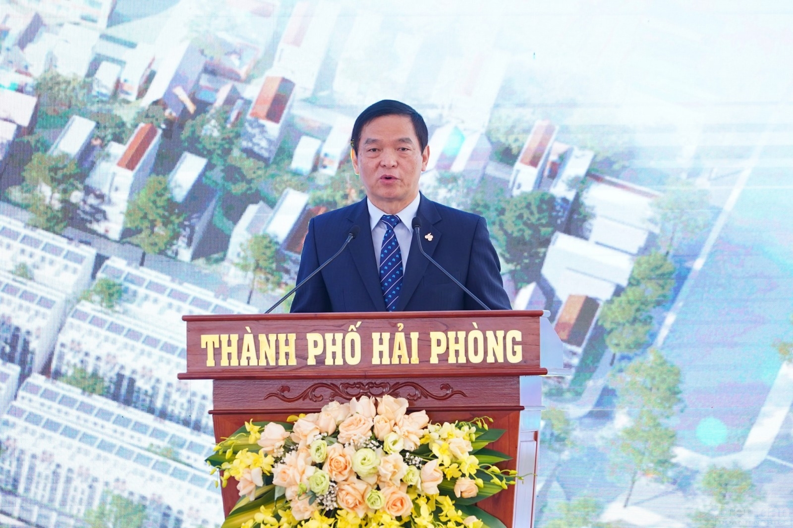 Ông Lê Viết Hải - Chủ tịch Tập đoàn Xây dựng Hòa Bình - đồng hành cùng Chủ Đầu tư chia sẻ tại lễ khởi công