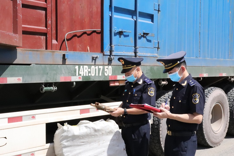 Công chức Chi cục Hải quan Cửa khẩu Hoành Mô kiểm tra, kiểm soát chặt chẽ hàng hóa tại cửa khẩu (báo Quảng Ninh)
