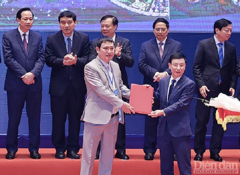 Ông Phạm Đình Nghị - Chủ tịch UBND trao quyết định chủ trương đầu tư Nhà máy Thép xanh số 1 cho đại diện Tập đoàn Xuân Thiện (ảnh Viết Dư)