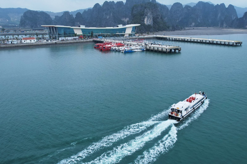 Cảng cao cấp Ao Tiên (huyện Vân Đồn) mở ra cơ hội khai thác các tuyến du lịch trên Vịnh Bái Tử Long (ảnh báo Quảng Ninh)