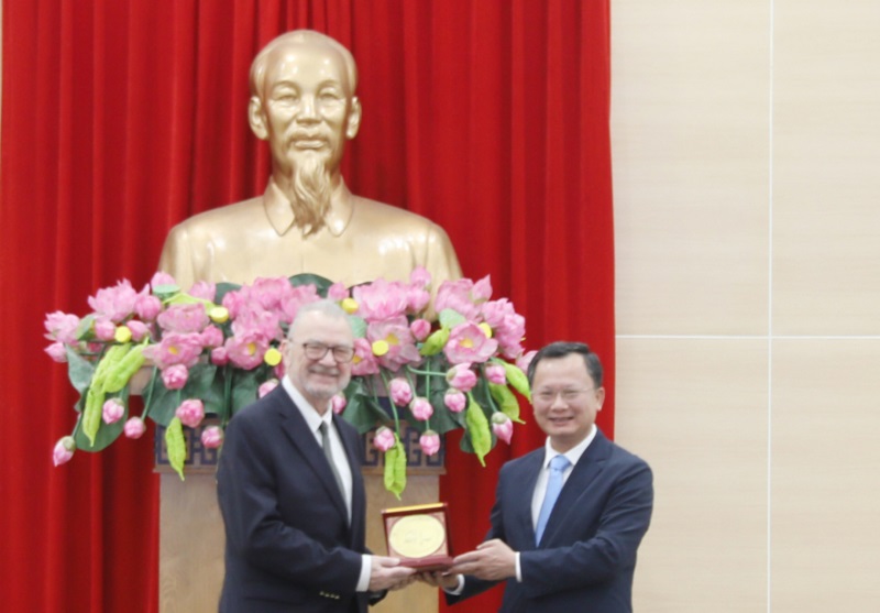 Ông Cao Tường Huy, Quyền Chủ tịch UBND tỉnh chào mừng đoàn công tác USABC đến Quảng Ninh (ảnh báo Quảng Ninh)