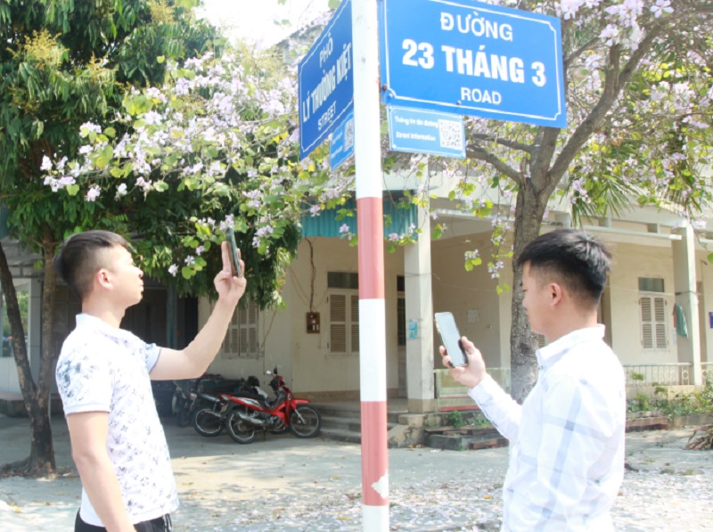 Du khách quét mã QR trên đường phố - huyện Cô Tô (ảnh báo Quảng Ninh)