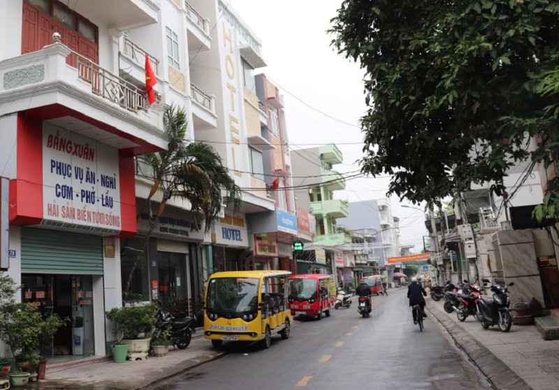 Tuyến phố đi bộ xã Quan Lạn nằm trong khu vực có nhiều nhà hàng, khách sạn, thuận tiện cho du khách tham quan, khám phá (ảnh báo Quảng Ninh)