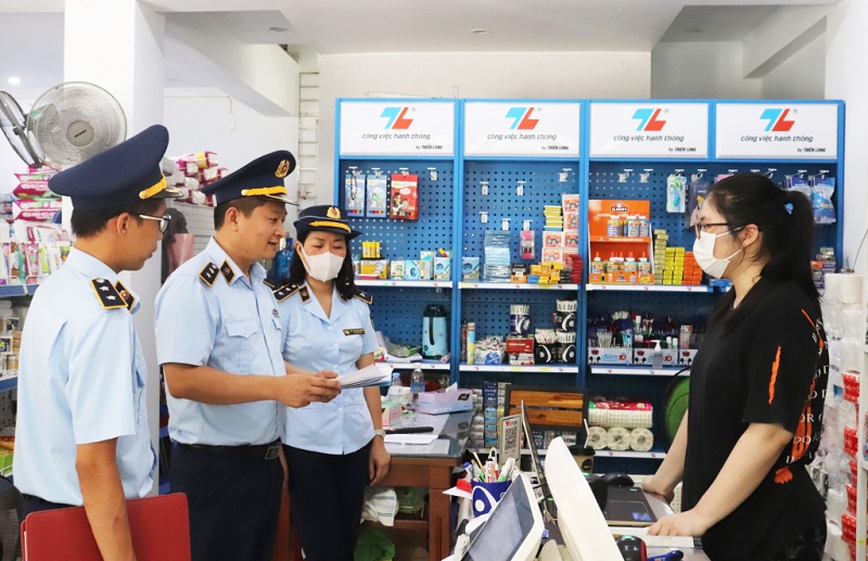 Đội QLTT số 5 tuyên truyền tới các đơn vị kinh doanh, buôn bán trên địa bàn TP Hạ Long thực hiện nghiêm các quy định trong kinh doanh, buôn bán (Ảnh: Báo Quảng Ninh)