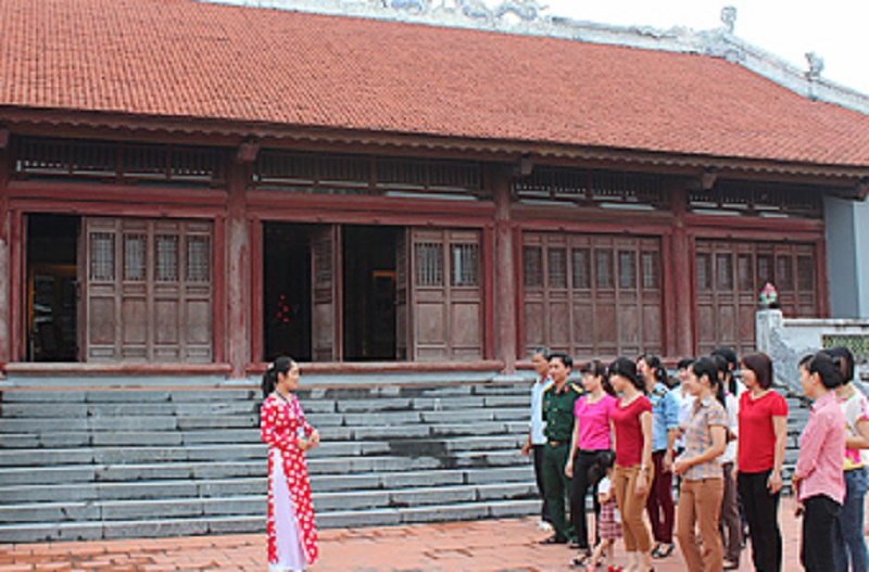 Hướng dẫn khách du lịch tham quan Nhà tưởng niệm Cố Tổng Bí thư Trường Chinh - Xuân Trường (ảnh báo Nam Định)