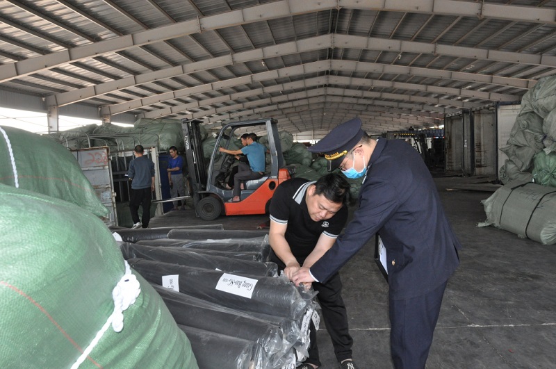 Công chức Chi cục Hải quan Cửa khẩu Móng Cái kiểm tra hàng hóa nhập khẩu tại bãi kiểm hóa Lối mở cầu phao tạm Km3+4 Hải Yên (ảnh báo Quảng Ninh)
