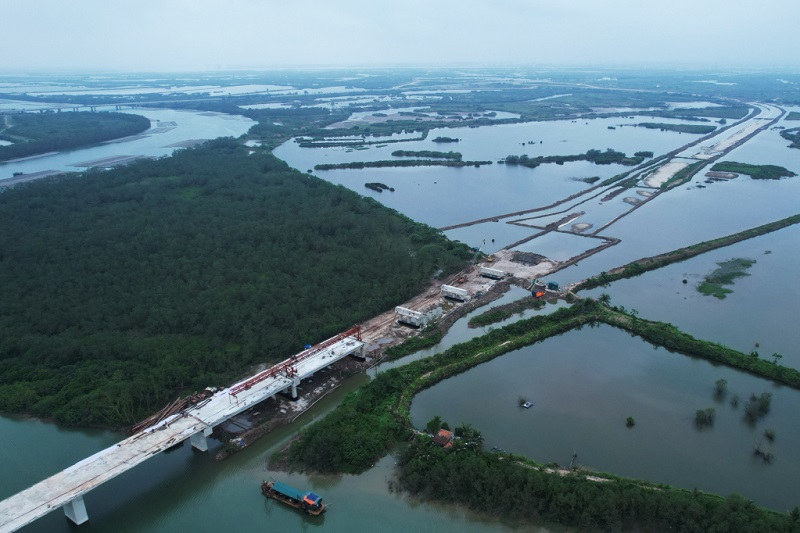 Dự án đường ven sông (giai đoạn 1) đang chậm tiến độ do thiếu nguyên vật liệu thi công nền đường (ảnh báo Quảng Ninh)