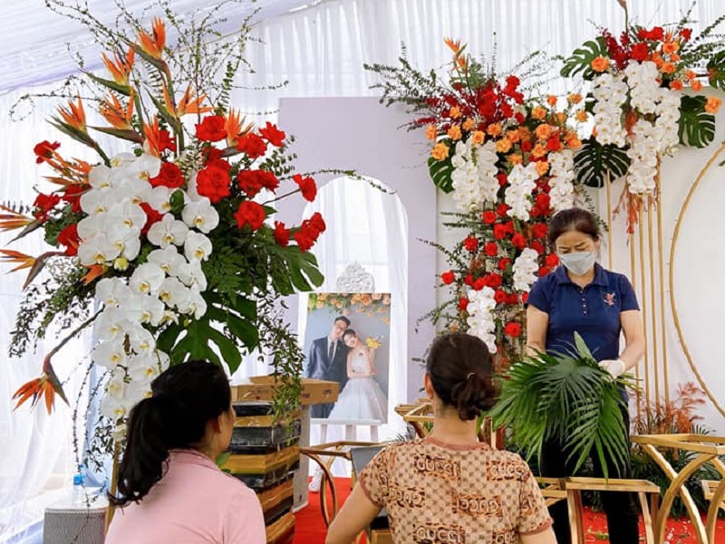 Chị Vũ Bích Đào và các cộng sự trang trí hoa cho khách