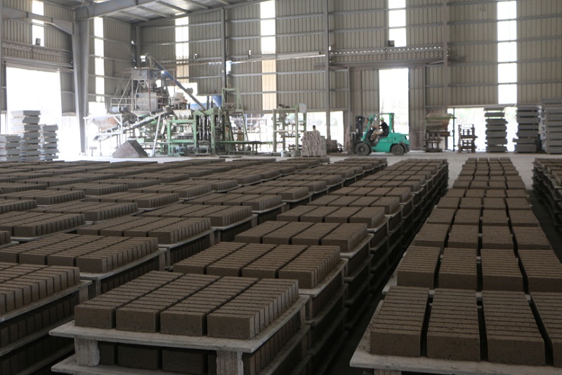 Hiện nay, các doanh nghiệp sản xuất gạch trên địa bàn tỉnh đang gặp khó khăn trong tiêu thụ sản phẩm. Ảnh chụp tại Nhà máy gạch ngói không nung Thanh Tuyền (ảnh báo Quảng Ninh)