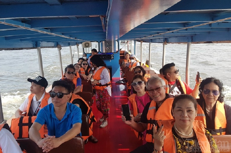 Đoàn du khách đi tour của Vietravel trải nghiệm du thuyền trên sông Chaopray (Thái Lan)