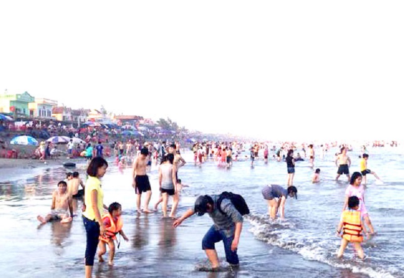 Bãi biển Thịnh Long (Hải Hậu) là điểm đến thu hút đông du khách nghỉ mát dịp hè (ảnh báo Nam Định)