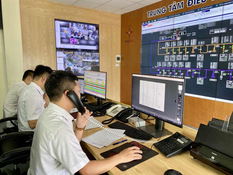 Điều độ viên (Công ty Điện lực Quảng Ninh) theo dõi phụ tải các đường dây để tiến hành tiết giảm công suất trong những ngày nắng nóng (ảnh báo Quảng Ninh)