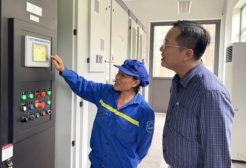Cán bộ kỹ thuật Phòng Điều độ (Công ty Điện lực Quảng Ninh) theo dõi phụ tải các đường dây để tiến hành tiết giảm công suất trong những ngày nắng nóng (ảnh báo Quảng Ninh)