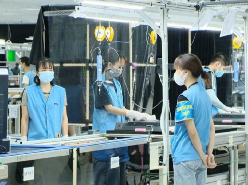 Công nhân Nhà máy S-Việt Nam của Tập đoàn Foxconn lắp ráp màn hình tinh thể lỏng công nghệ cao