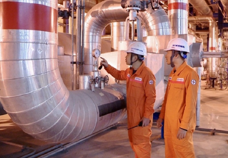 Công nhân Công ty Nhiệt điện Mông Dương (TP Cẩm Phả) thực hiện kiểm tra định kỳ các tổ máy (ảnh báo Quảng Ninh)