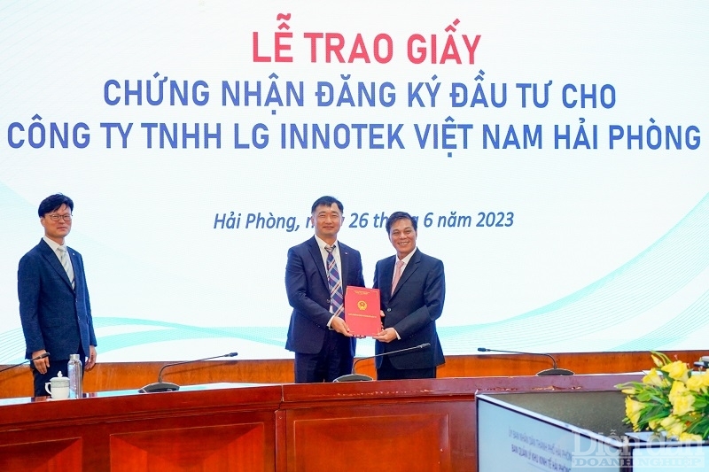 Ông Nguyễn Văn Tùng - Chủ tịch UBND TP Hải Phòng trao giấy chứng nhận đầu tư cho Công ty TNHH LG Innotek Việt Nam Hải Phòng