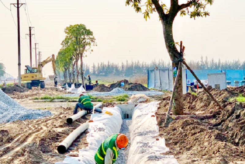 Thi công hạng mục phụ trợ của dự án xây dựng hạ tầng Khu công nghiệp Dệt may Rạng Đông (ảnh báo Nam Định)