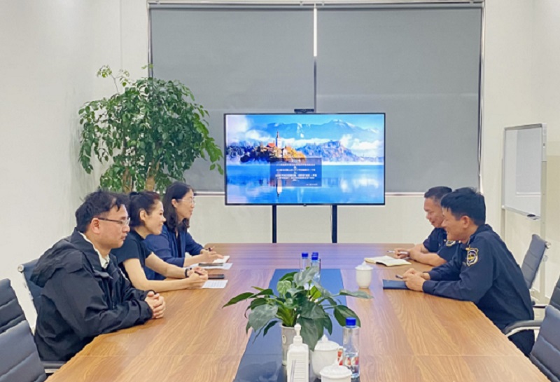 Lãnh đạo Chi cục HQCK Cảng Cẩm Phả làm việc với lãnh đạo Công ty TNHH May mặc Hoa Lợi Đạt để hướng dẫn doanh nghiệp thực hiện các thủ tục hải quan (ảnh Báo Quảng Ninh)