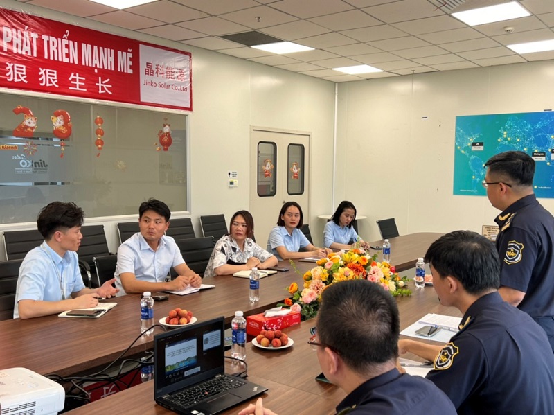 Lãnh đạo Cục Hải quan tỉnh trao đổi, làm việc với đại diện Công ty TNHH Công nghiệp Jinko Solar (Việt Nam) về hỗ trợ doanh nghiệp tham gia chương trình doanh nghiệp ưu tiên (ảnh báo Quảng Ninh)