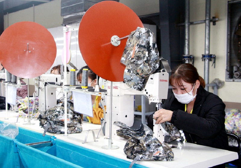 Sản xuất mũ xuất khẩu tại Công ty TNHH Dệt may Weitai Hạ Long (Ảnh: Báo Quảng Ninh)