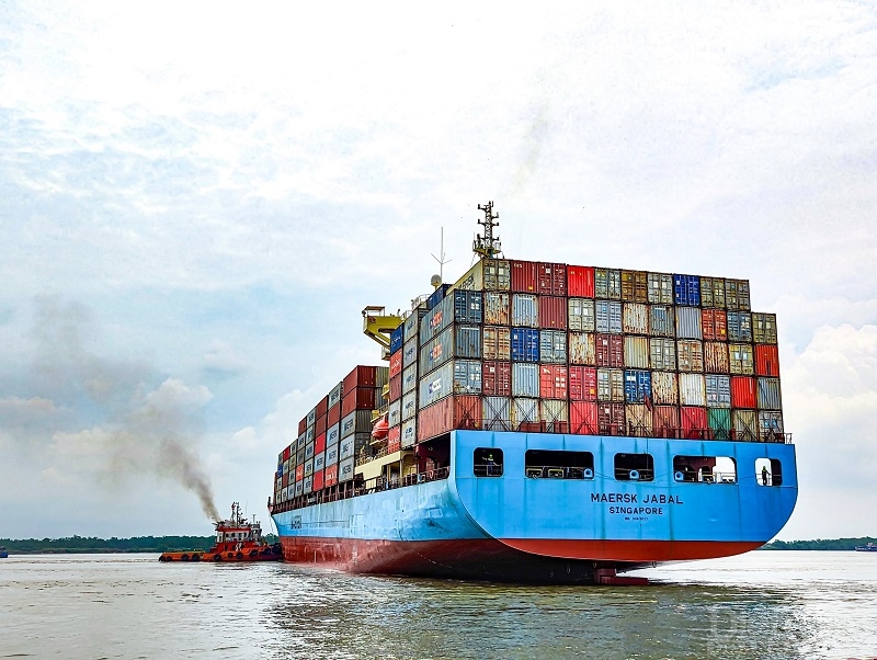 Sáng ngày 10/8/2023, Cảng Tân Vũ (Cảng Hải Phòng) đã tiếp nhận tàu Maersk Jabal do Hãng tàu Maersk khai thác cập bến. Đây là tàu container lớn nhất trong những tàu của Hãng tàu Maersk đã từng vào khu vực Đình Vũ, Hải Phòng (Ảnh: VP CT Cảng HP)