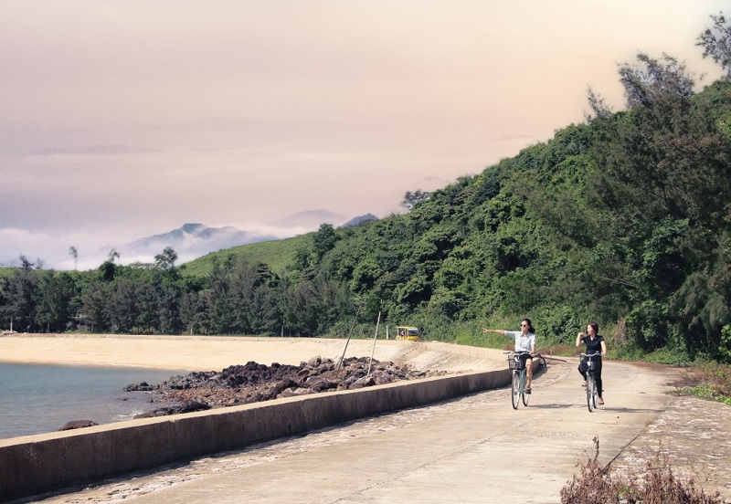 Du khách có thể đạp xe vòng quanh đảo để tận hưởng vẻ đẹp thiên nhiên, hít thở không khí trong lành nơi đây (Ảnh: Báo Quảng Ninh)