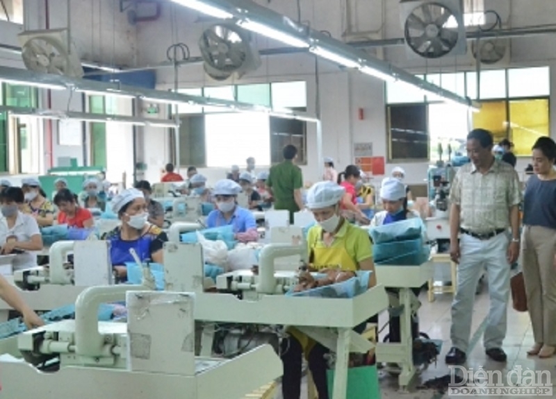 Hoạt động sản xuất tại nhà máy giày Tiên Lãng thuộc Công ty TNHH Sao Vàng - Tập đoàn Đỉnh Vàng