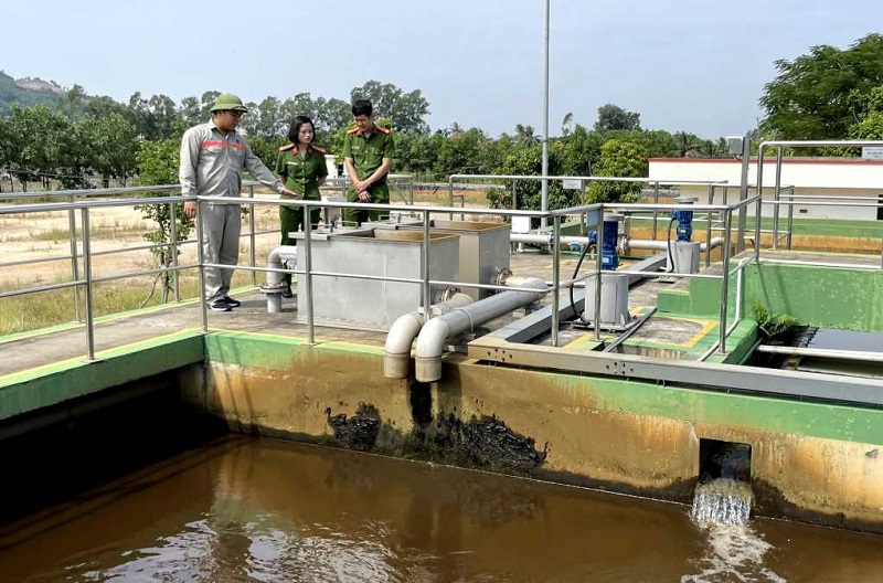 Phòng Cảnh sát PCTP về môi trường, Công an tỉnh Quảng Ninh, kiểm tra trạm xử lý nước thải KCN Đông Mai (Ảnh: Báo Quảng Ninh)