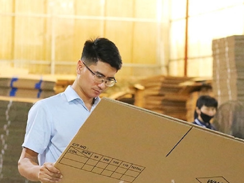 Tích cực đầu tư máy móc hiện đại, đáp ứng nhu cầu khách hàng là cách mà anh Trần Công Hùng (sinh năm 1988) đưa xưởng sản xuất bao bì phát triển trong 2 năm qua.