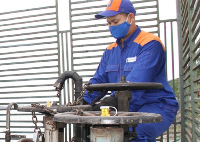 Nhân viên Công ty Xăng dầu Hà Nam Ninh kiểm tra kỹ thuật vận hành cung ứng xăng dầu (Ảnh: Báo Nam Định)