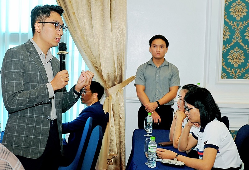 Ông Nguyễn Minh Hiếu, Trưởng Phòng Tư vấn chuyển đổi số Base.vn (Tập đoàn FPT) giải đáp những thắc mắc tại hội thảo về chuyển đổi số cho doanh nghiệp vừa và nhỏ (Ảnh: Báo Hải Dương)