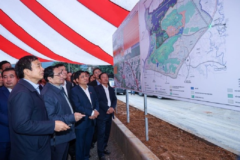 Thủ tướng Phạm Minh Chính nghe báo cáo về Dự án cải tạo, xây dựng khu du lịch sinh thái hồ Thanh Long - Ảnh: VGP/Nhật Bắc