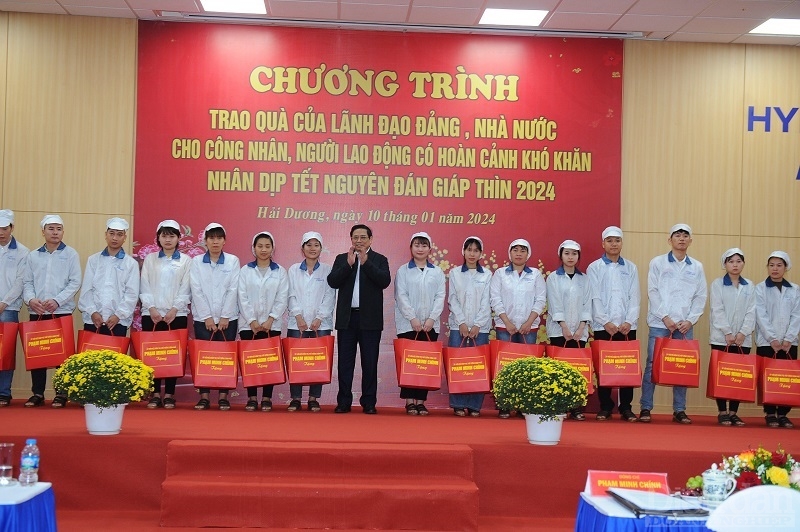 Tại Công ty TNHH Hyundai Kefico Việt Nam, Thủ tướng Chính phủ Phạm Minh Chính tặng quà cho 20 công nhân, người lao động hoàn cảnh khó khăn