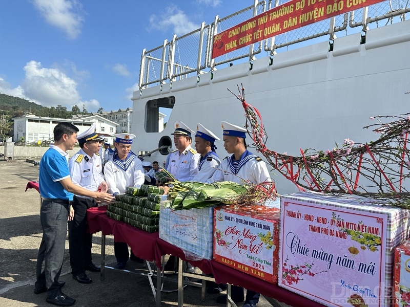 Bộ Tư lệnh Vùng 3 Hải quân tiếp nhận quà Tết cho bà con, nhân dân và chiến sỹ đảo Cồn Cỏ và Lý Sơn