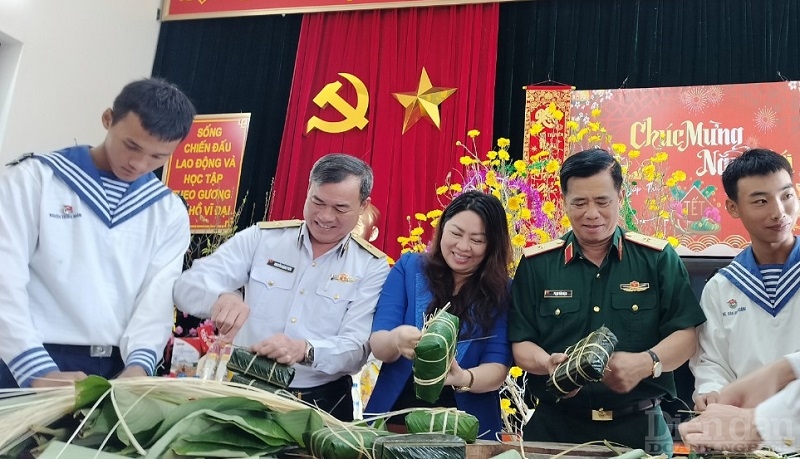 Chuẩn Đô đốc Nguyễn Đăng Tiến - Chính ủy Vùng 3 Hải quân và Đoàn công tác tham gia chuẩn bị phòng đón xuân cùng CBCS Trạm ra đa 550 trên đảo Lý Sơn